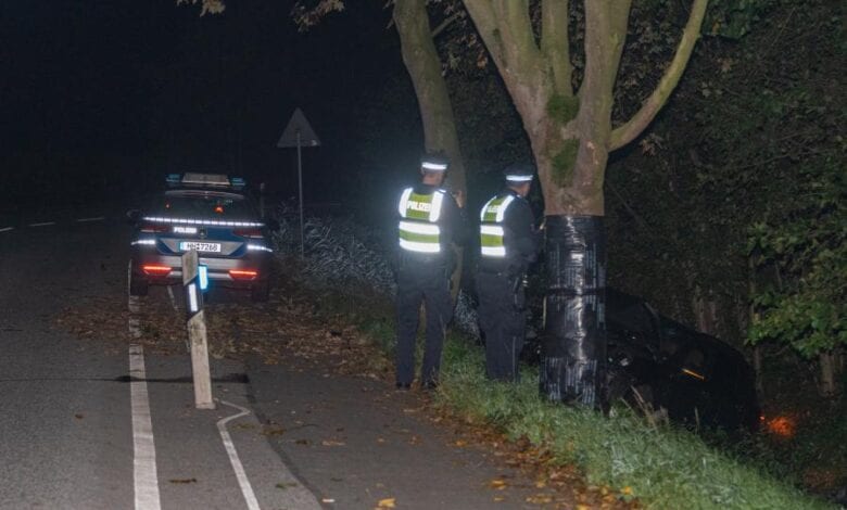 Porsche-Fahrer flüchtet nach Unfall und lässt sein Auto in Graben zurück