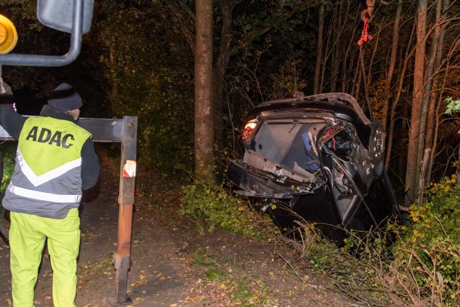 Auto überschlägt sich bei Unfall und landet im Wald