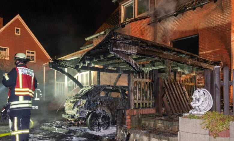 Feuer greift von brennendem PKW auf Wohnhaus über