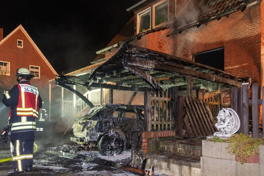 Feuer greift von brennendem PKW auf Wohnhaus über