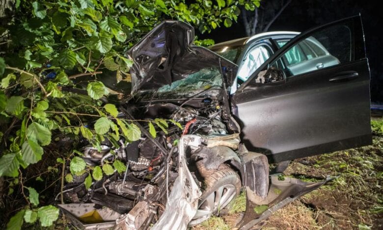 Fahrt mit geliehenem Mercedes endet am Baum