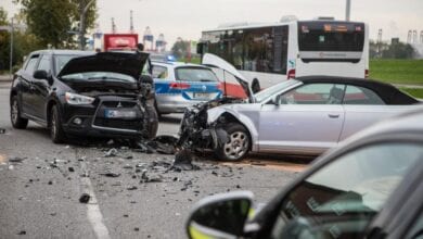Frontalzusammenstoß im Berufsverkehr