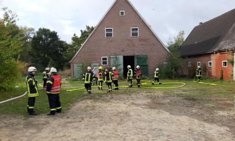 Kinder entzünden Feuer in leerstehenden landwirtschaftlichen Gebäude