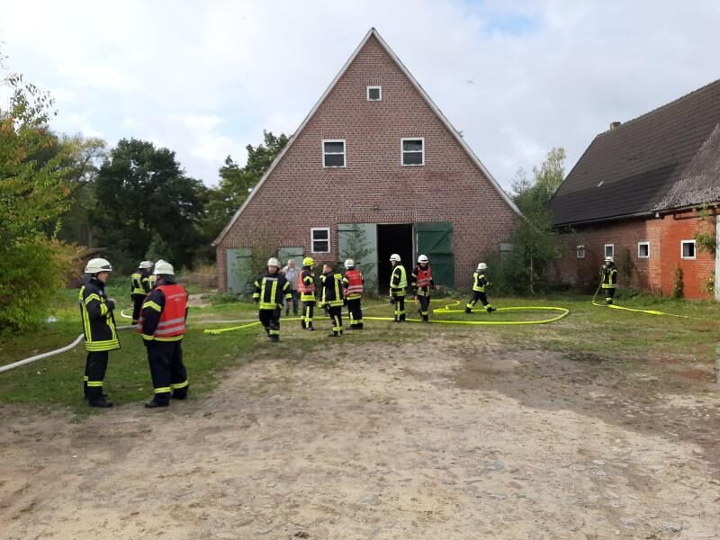 Kinder entzünden Feuer in leerstehenden landwirtschaftlichen Gebäude