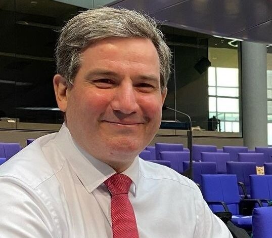 SPD Neugraben-Fischbek begrüßt den Bundestagsabgeordneten Metin Hakverdi am Infostand