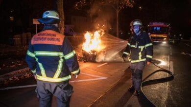 Brandstifter halten Feuerwehr auf Trapp