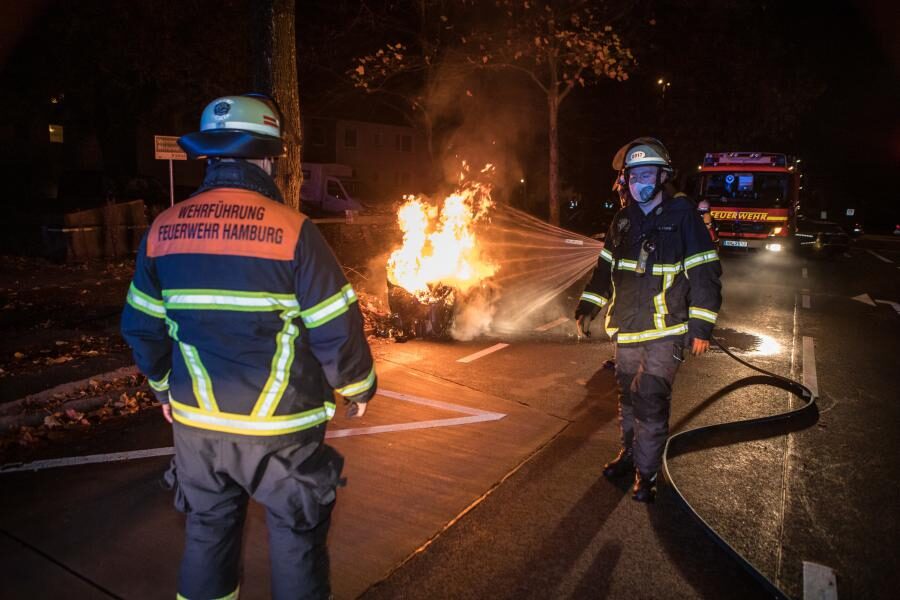 Brandstifter halten Feuerwehr auf Trapp
