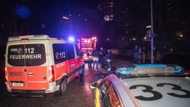 Mercedes-Fahrer übersieht beim Abbiegen Fußgänger