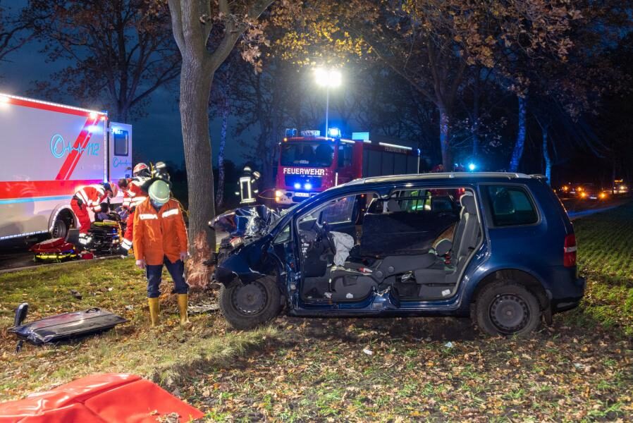 Zwei Autofahrer werden bei Kollision mit Baum schwer verletzt
