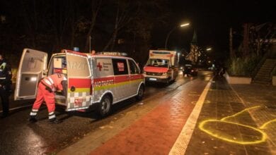 Auslieferungsfahrer erfasst Fußgängerin und verletzt sie tödlich