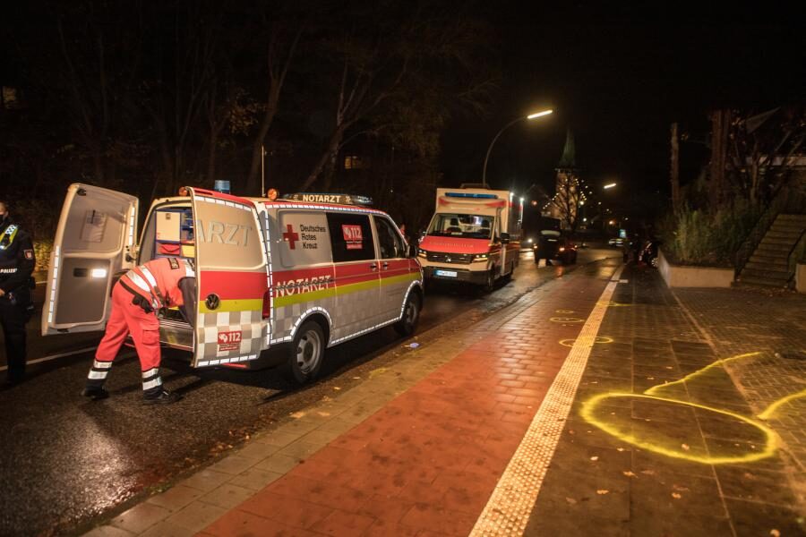 Auslieferungsfahrer erfasst Fußgängerin und verletzt sie tödlich