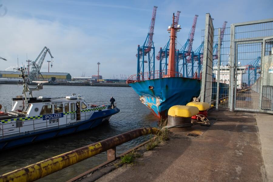 Öltanker kracht in Kaimauer - Feuerwehr und Polizei im Einsatz auf der Elbe
