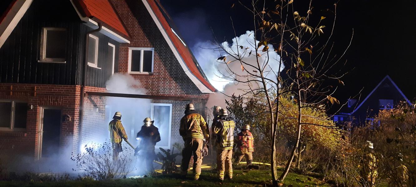 Nachbarn klingeln Bewohner aus brennendem Haus
