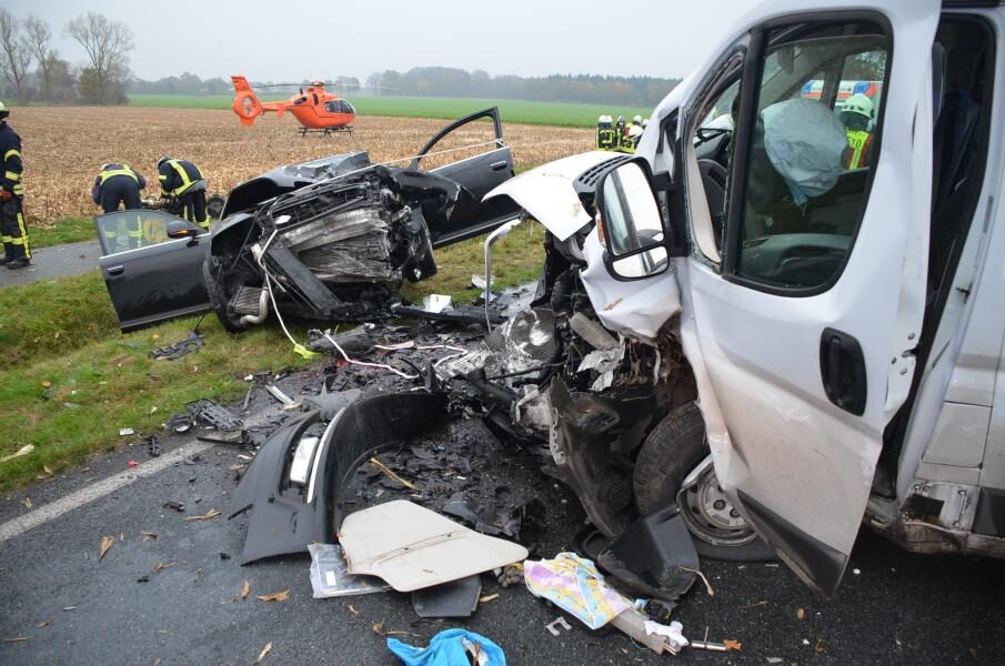 Drei Autoinsassen bei Unfall schwer verletzt
