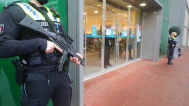 Anrufer melden bewaffnete Person im Einkaufszentrum