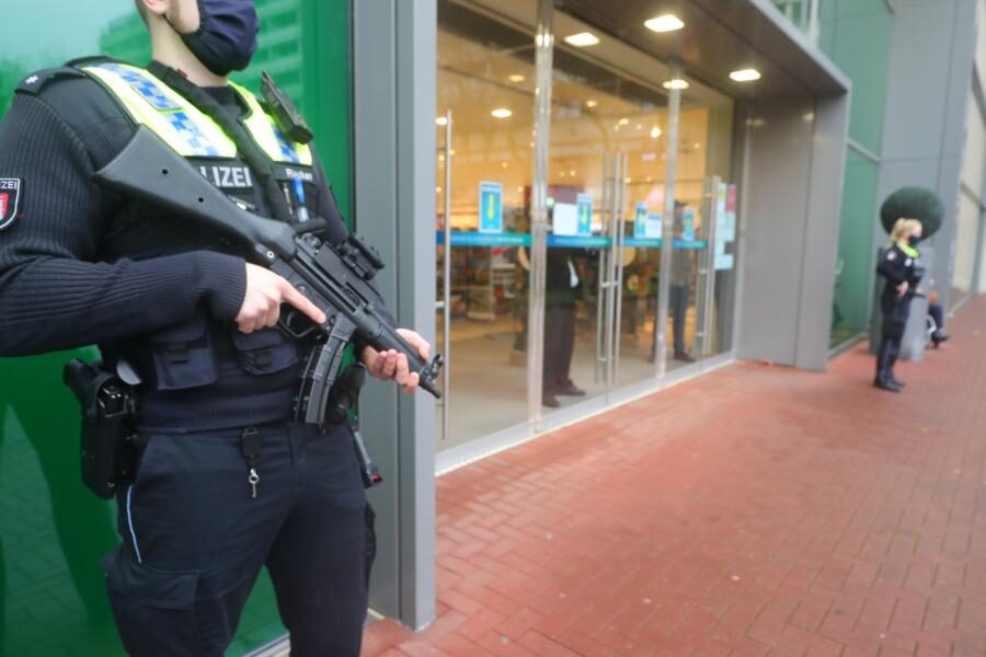 Anrufer melden bewaffnete Person im Einkaufszentrum