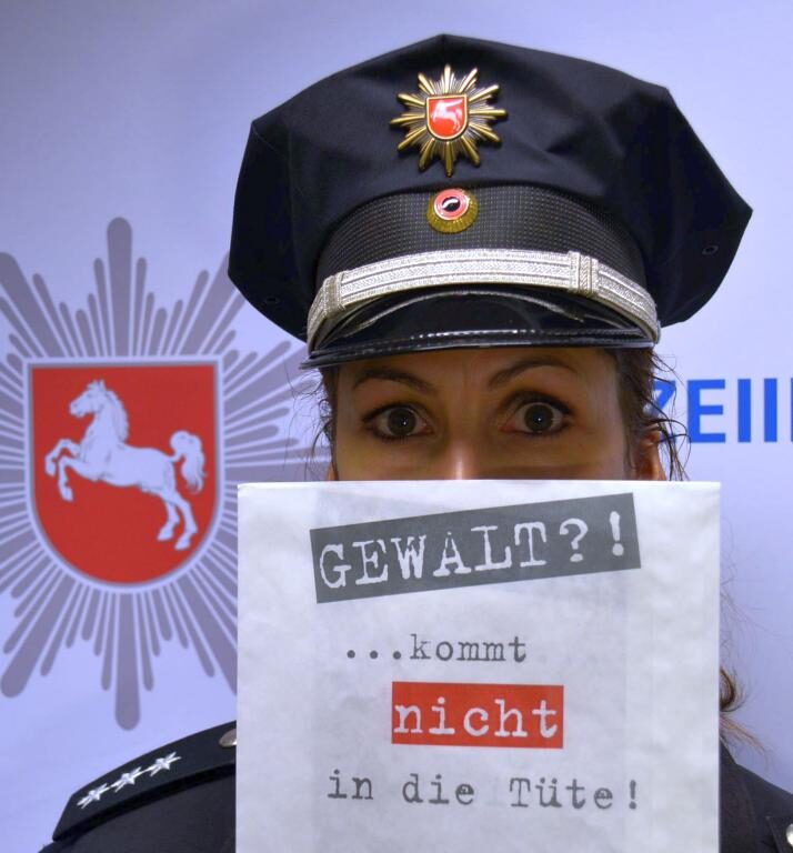 Gewalt kommt nicht in die Tüte - 80.000 Tüten von Bäckereien gegen Gewalt an Frauen