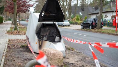 Ausgeblitzt: Mobiler Blitzer brennt vollständig aus