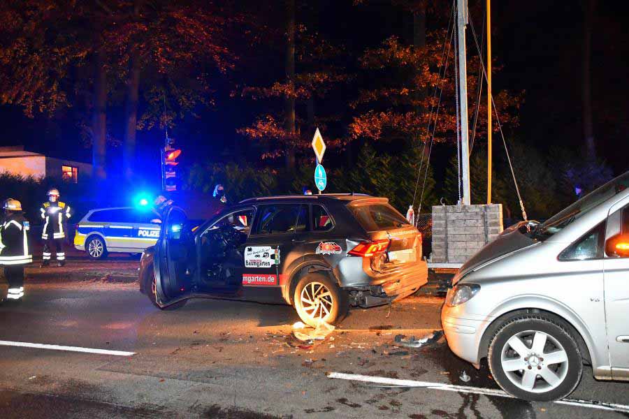 Mercedes fährt auf Fahrschulfahrzeug auf