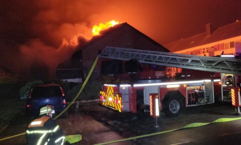 Wohnhaus bei Dachstuhlbrand schwer beschädigt