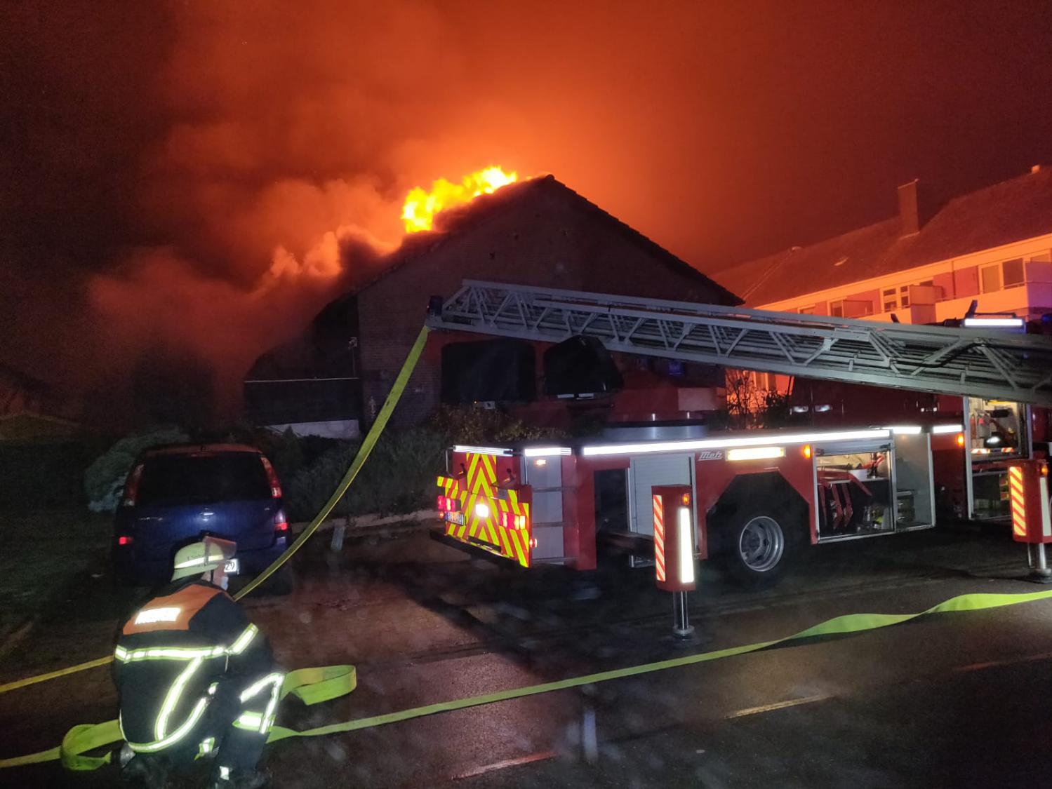 Wohnhaus bei Dachstuhlbrand schwer beschädigt
