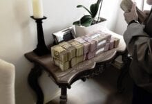 Haufen Geldscheine auf einem Tisch