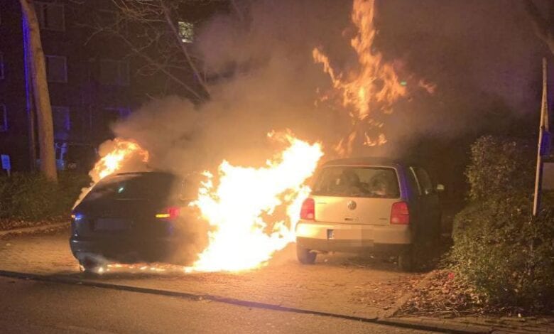 Unbekannte stecken Autos in Brand - zwei Fahrzeuge total beschädigt