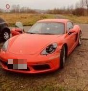 Überholer schert auf der Autobahn aus ohne auf den Verkehr zu achten