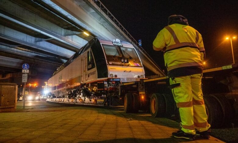 XXL-Schwertransport erreicht Hamburg