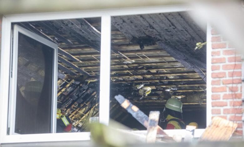 Feuer in Einfamilienhaus - Bewohner haben noch geschlafen
