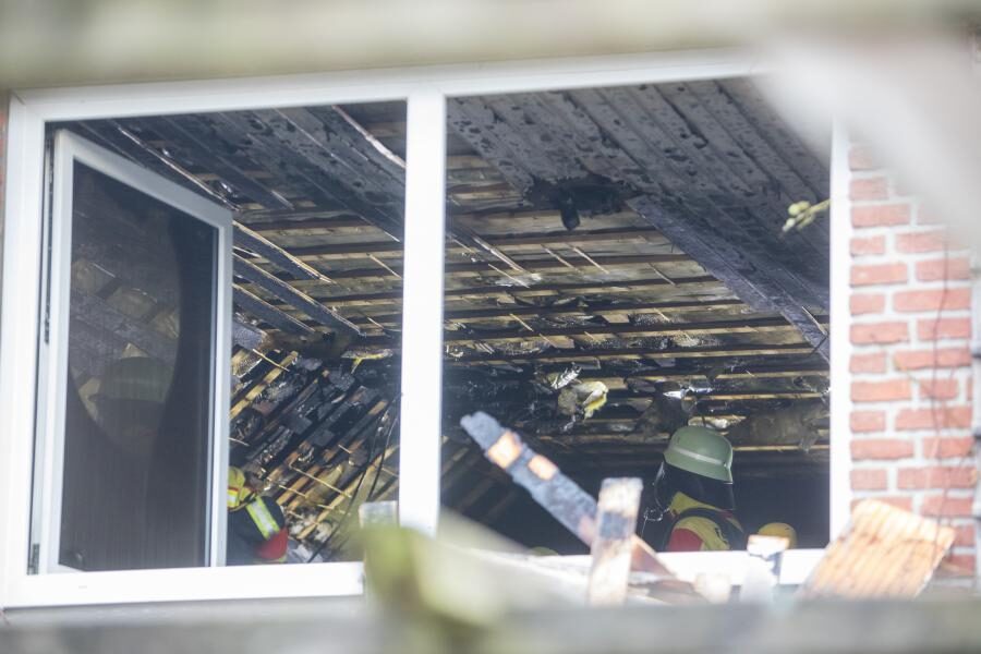 Feuer in Einfamilienhaus - Bewohner haben noch geschlafen