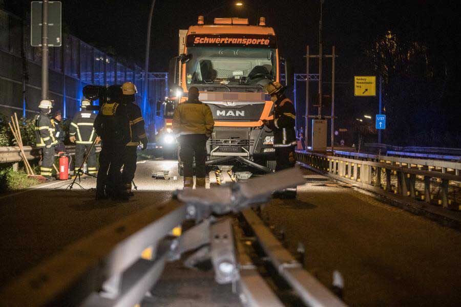 Schwertransporter zu breit - Bergedorfer Straße (B5) über Stunden gesperrt