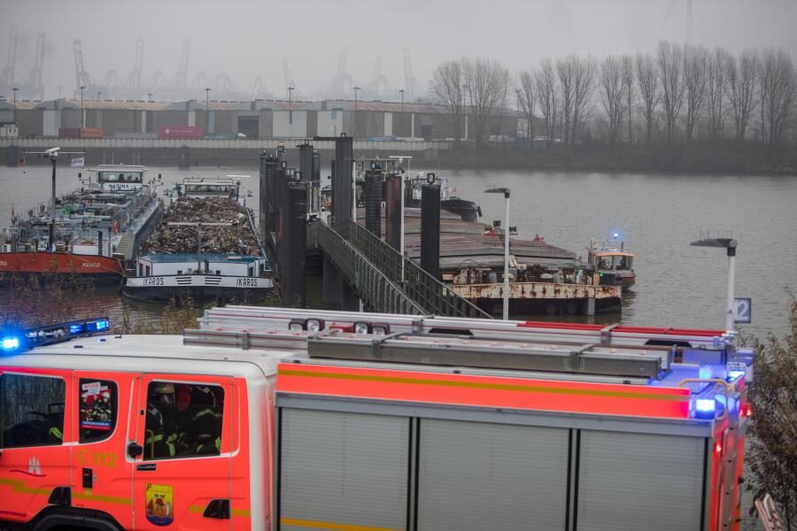 Feuer auf einer Schute? - Großer Feuerwehreinsatz auf dem Wasser