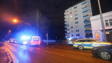 Sohn sticht auf Mutter ein - Polizisten versuchen zu reanimieren