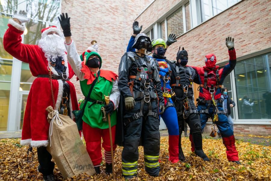 Überraschung im Kinder-UKE: Superstars seilen sich vom Dach ab