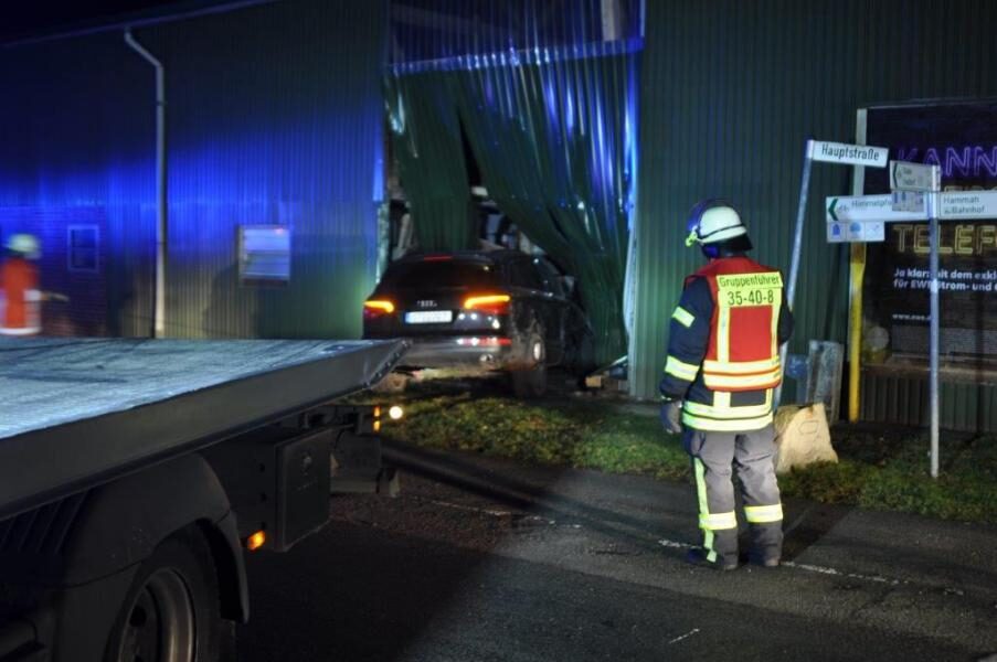 Autofahrer kommt von der Straße ab und fährt in Scheune