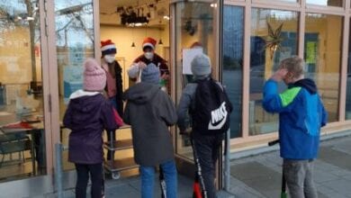 Kinder erhalten Geschenke zum Advent