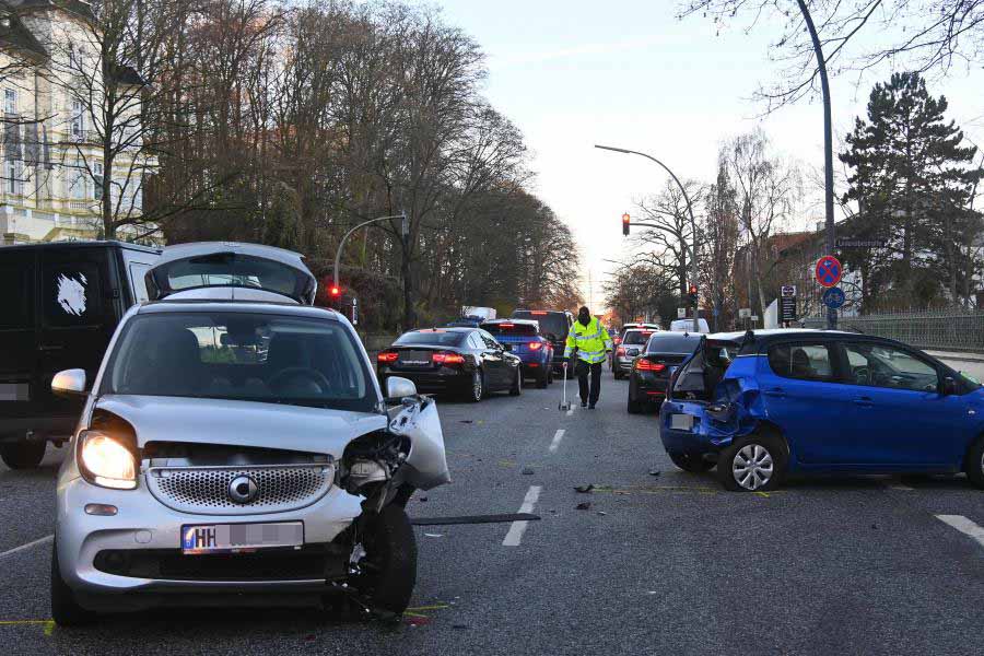 Drei verletzte Personen nach Verkehrsunfall auf der Stader Straße