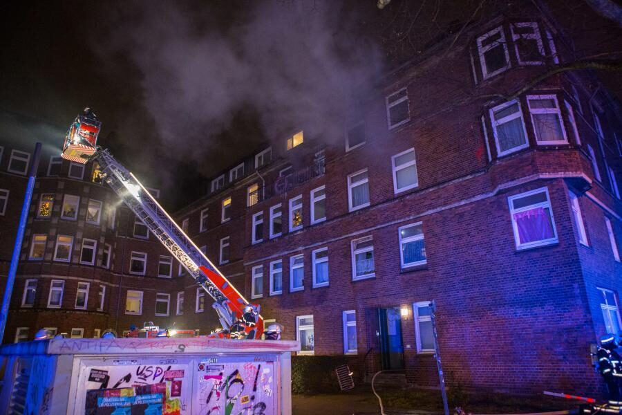 Feuer auf der Veddel - spektakuläre Rettungsaktion der Feuerwehr