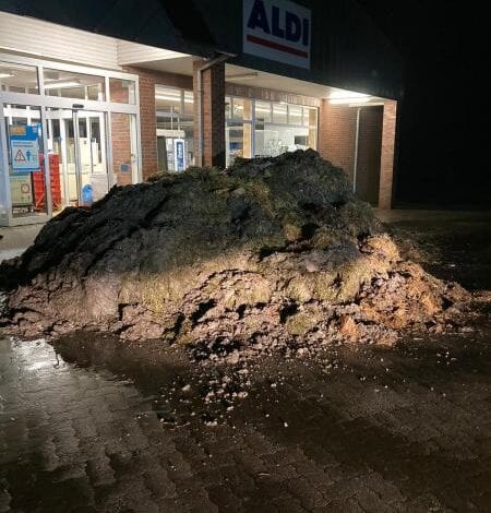 Es stinkt zum Himmel - Misthaufen vor Aldi-Filiale