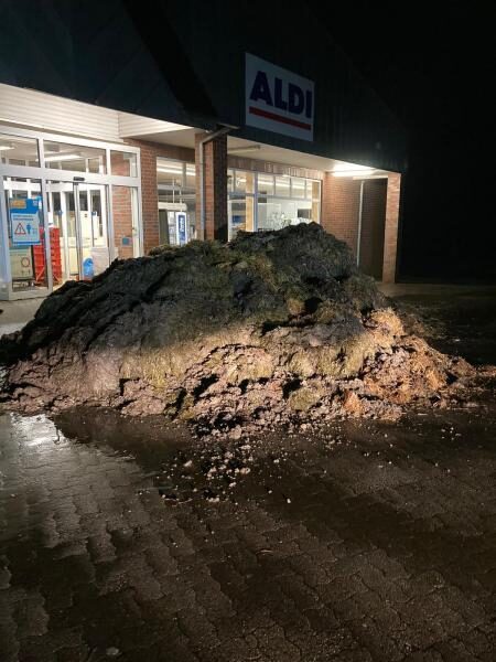 Es stinkt zum Himmel - Misthaufen vor Aldi-Filiale