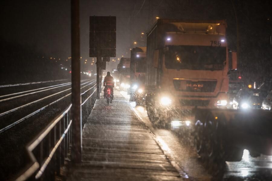 Schwertransport blockiert Köhlbrandbrücke - langer Stau im morgendlichen Berufsverkehr