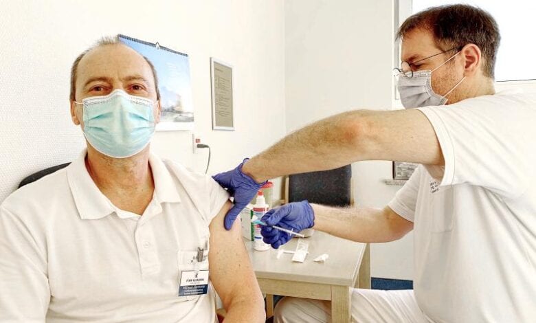 Erste Impfungen für Mitarbeiter in den Elbe Kliniken