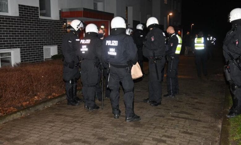 Nach Schüssen aus Wohnung: Polizei setzt Corona-Verordnung durch