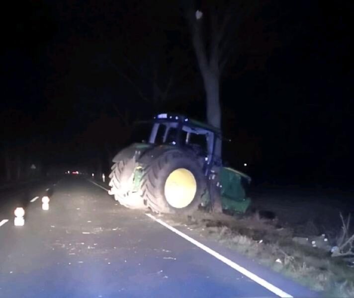 Treckerfahrer kommt von der Straße ab und kollidiert mit Straßenbaum