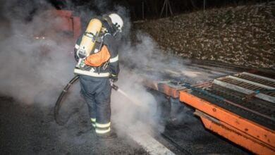 Feuerwehr löscht LKW-Anhänger auf Autobahn