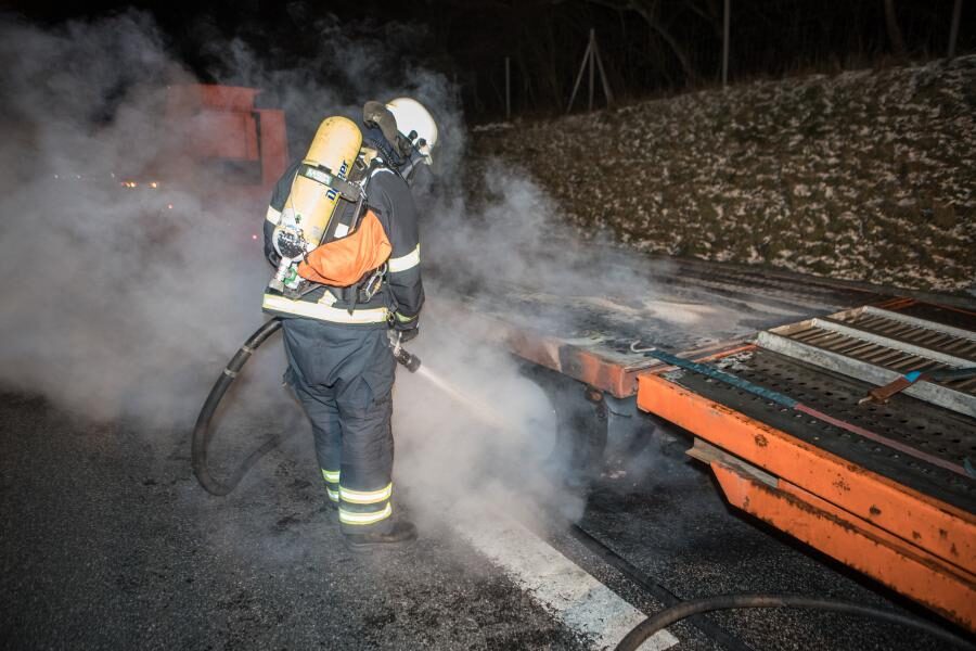 Feuerwehr löscht LKW-Anhänger auf Autobahn