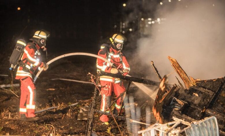 Brennende Gartenlaube löst Großeinsatz aus
