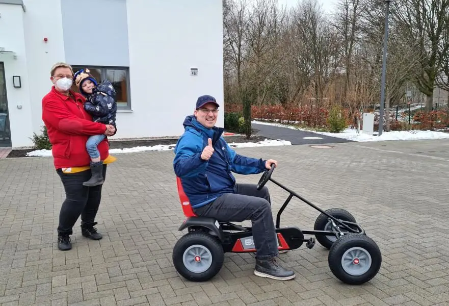 Tobias freut sich über ein neues Gokart 1 Tobias freut sich über ein neues Gokart