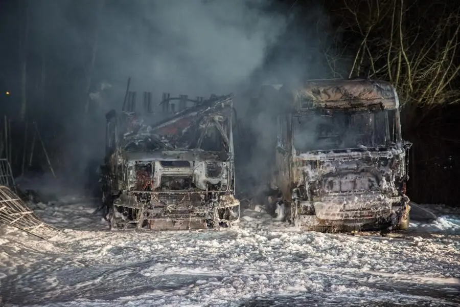 Brandstiftung: Lastwagen brennen vollständig aus 1 Brandstiftung: Lastwagen brennen vollständig aus